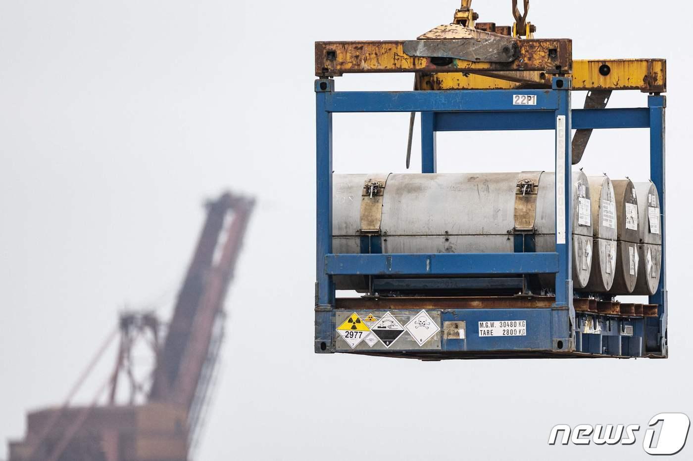 20일(현지시간) 프랑스 됭케르크 항구에서 러시아산 농축 우라늄이 하역되고 있다. 2023.3.20ⓒ AFP=뉴스1 ⓒ News1 박재하 기자