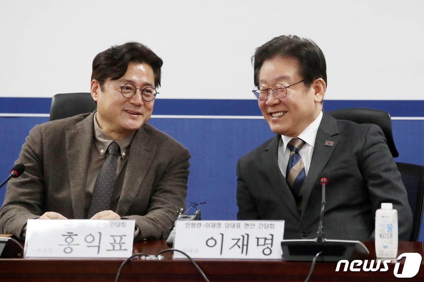 본문 이미지 - 이재명 더불어민주당 대표가 지난 21일 오후 서울 여의도 국회 의원회관에서 열린 민주평화국민연대 간담회에 참석해 홍익표 의원과 대화하고 있다. ⓒ News1 이승배 기자