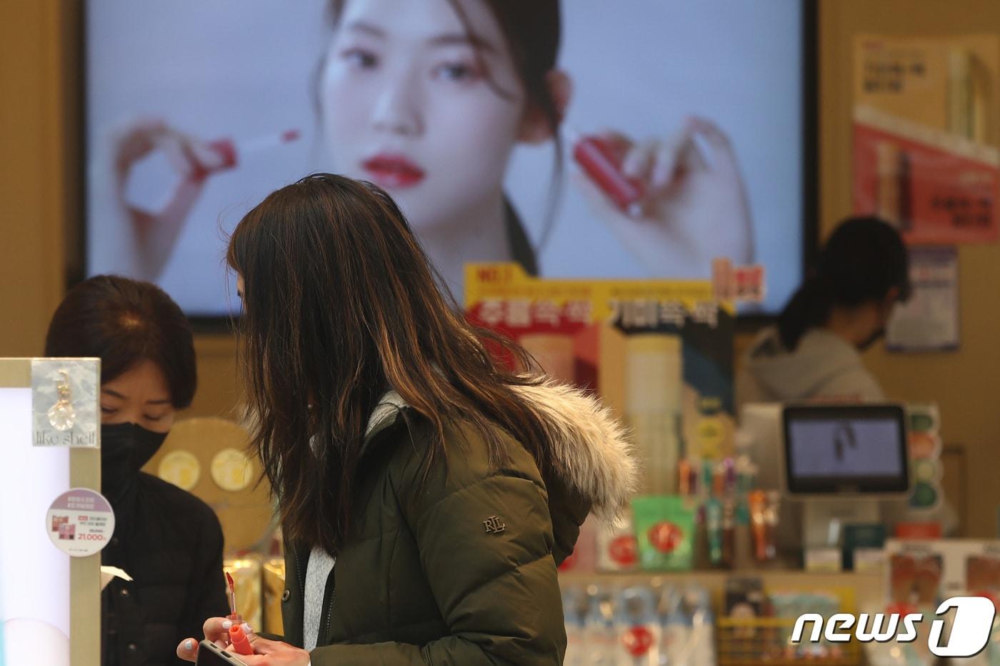 서울 중구 명동거리를 찾은 외국인이 화장품을 고르고 있다. &#40;자료사진&#41; 2023.3.21/뉴스1 ⓒ News1 김민지 기자