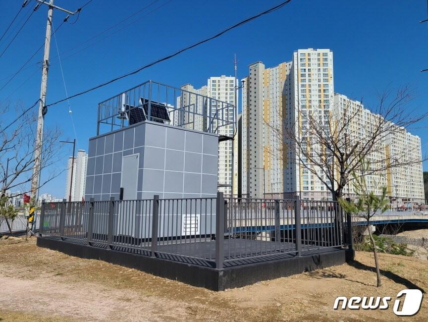 본문 이미지 - 지난해 9월 사상최악의 물난리를 피해를 당한 경북 포항시가 형산강 홍수통제소 신설을 추진한다. 사진은 포항시 남구 오천읍 문덕3교에 설치돼 시범운영 중인  국가 수문관측망인 다목적관측소.(포항시제공)2023.3.21/뉴스1