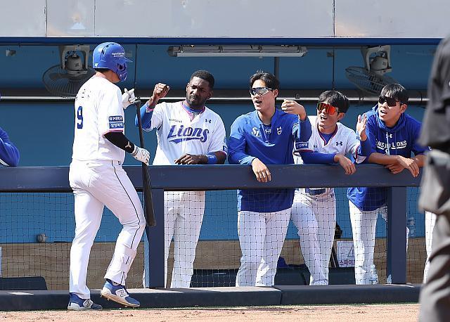본문 이미지 - 삼성 라이온즈가 21일 열린 2023 KBO 시범경기에서 롯데 자이언츠를 꺾고 4연승을 질주했다.(삼성 라이온즈 제공)