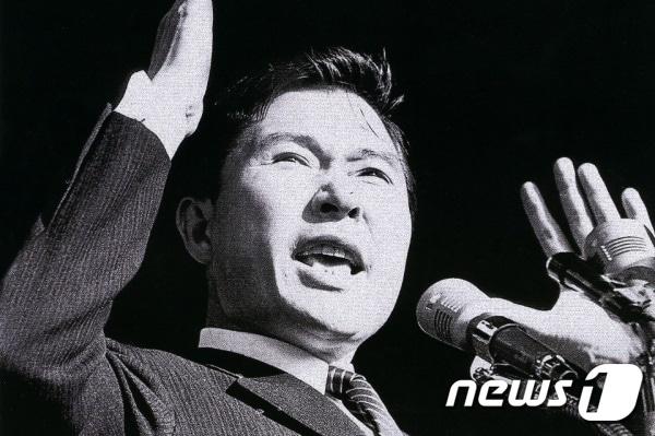 본문 이미지 - 1971년 장충단공원에서 유세하는 김대중 전 대통령.(김대중재단 제공)/뉴스1