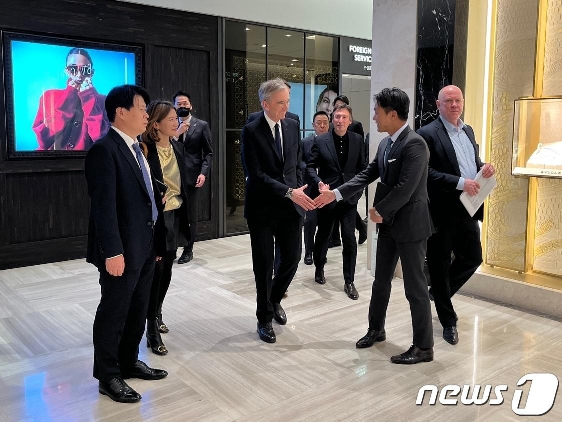 본문 이미지 - 베르나르 아르노 LVMH그룹 회장이 신세계백화점 강남점을 방문했다. ⓒ News1 신민경 기자