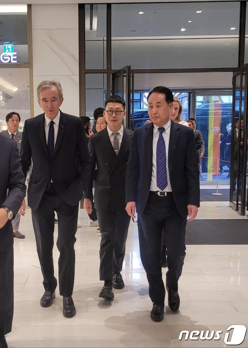 본문 이미지 - 김형종 현대백화점 대표(왼쪽)가 21일 서울 영등포구 여의도동에 위치한 더현대서울을 방문한 베르나르 아르노 루이비통모에헤네시(LVMH) 총괄회장(오른쪽)을 직접 안내하고 있다./뉴스1 ⓒ News1 한지명 기자