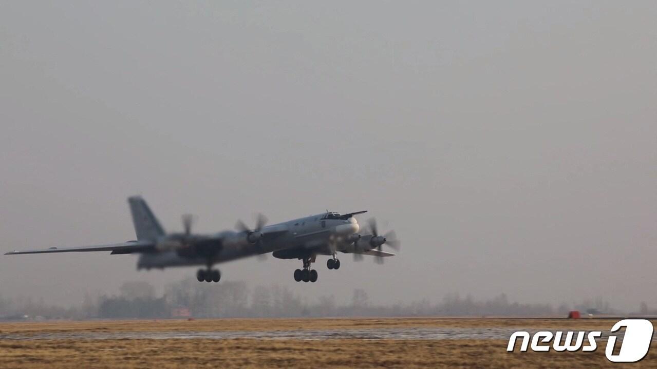 본문 이미지 - 러시아 전략폭격기 투롤레프(Tu)-95MS ⓒ 로이터=뉴스1