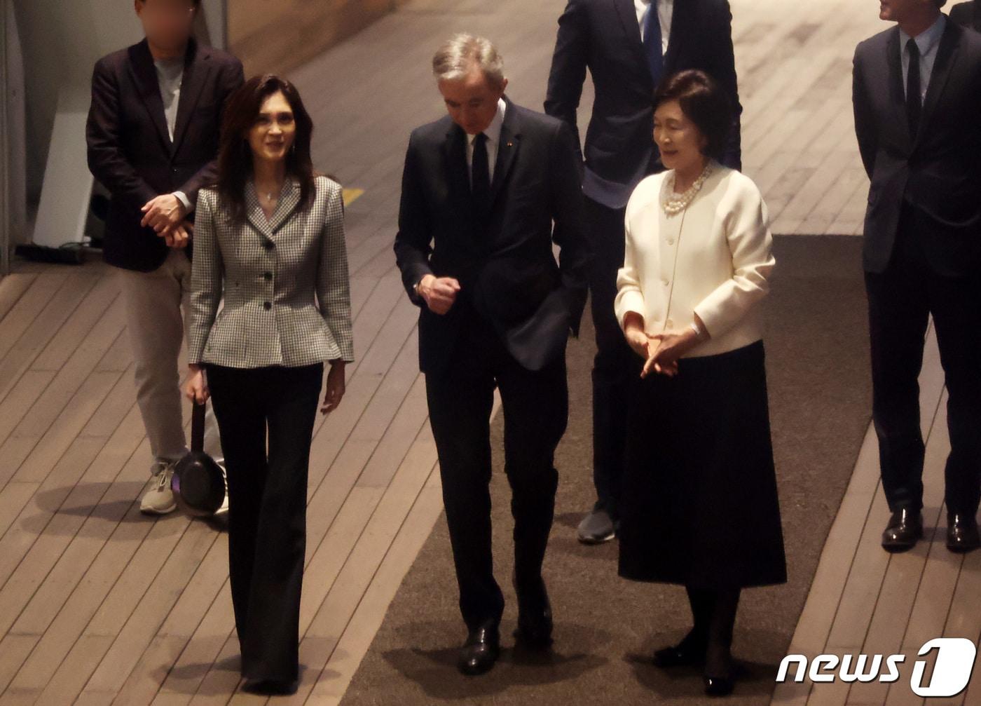 본문 이미지 - 베르나르 아르노 루이비통모에헤네시(LVMH) 총괄회장이 21일 서울 용산구 리움미술관에서 홍라희 전 리움미술관 관장, 이부진 호텔신라 사장과 함께 대화를 나누고 있다. 2023.3.21/뉴스1 ⓒ News1 조태형 기자