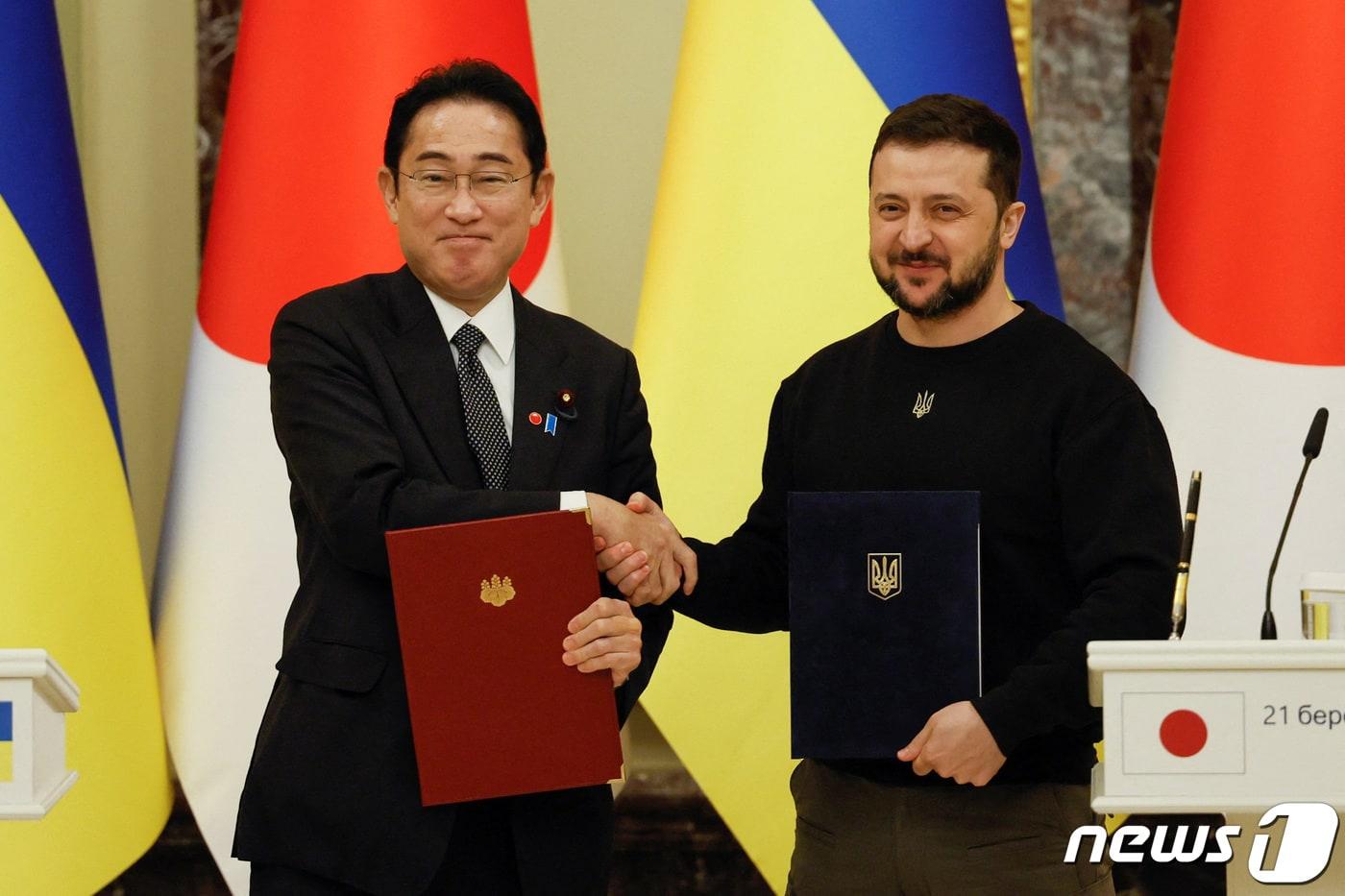 21일(현지시간) 우크라이나 수도 키이우에서 기시다 후미오(왼쪽) 일본 총리가 볼로디미르 젤렌스키 우크라이나 대통령과 정상회담을 마치고 기념 사진 촬영을 하고 있다. 2023.3.21 ⓒ 로이터=뉴스1 ⓒ News1 정윤미 기자