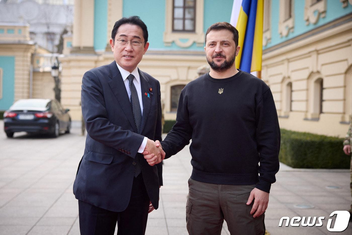 본문 이미지 - 기시다 후미오 일본 총리이 21일(현지시간) 시진핑 중국 국가 주석과 블라디미르 푸틴 러시아 대통령의 정상회담이 열린 날 키이우를 깜짝 방문해 볼로디미르 젤렌스키 우크라이나 대통령과 악수하고 있다. ⓒ 로이터=뉴스1 ⓒ News1 우동명 기자