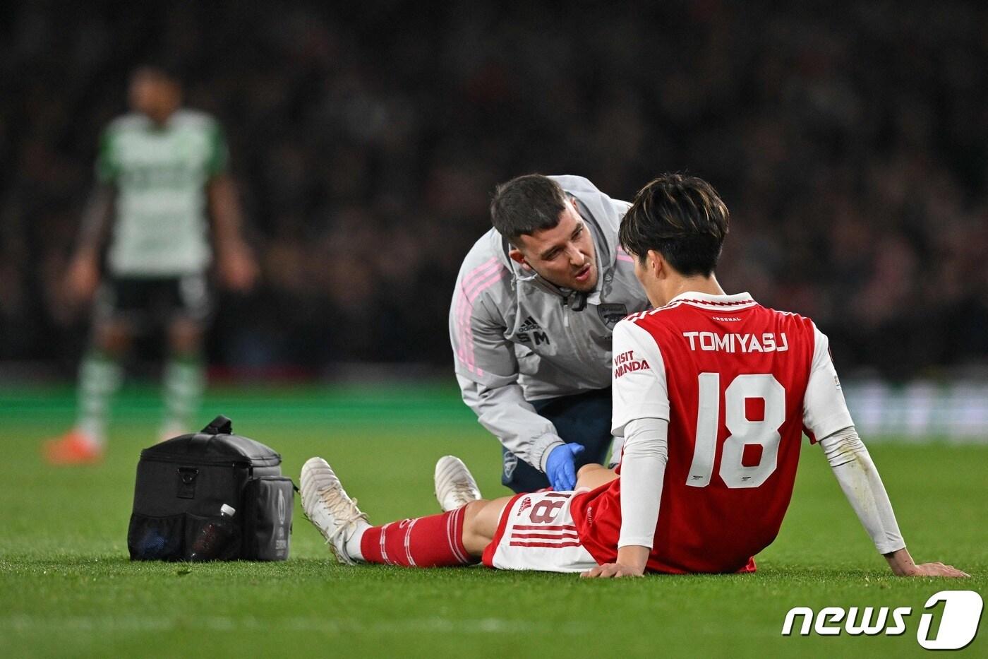 스포르팅전에서 무릎 부상으로 쓰러졌던 토미야스 ⓒ AFP=뉴스1