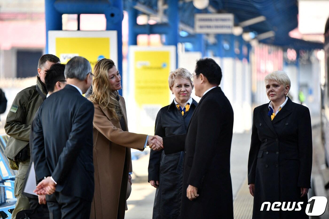 본문 이미지 - 기시다 후미오 일본 총리가 21일(현지시간) 시진핑 중국 국가주석과 블라디미르 푸틴 러시아 대통령이 정상회담을 한 날 키이우를 깜짝 도착해 에미네 자파로바 우크라이나 외무차관의 영접을 받고 있다. ⓒ 로이터=뉴스1 ⓒ News1 우동명 기자
