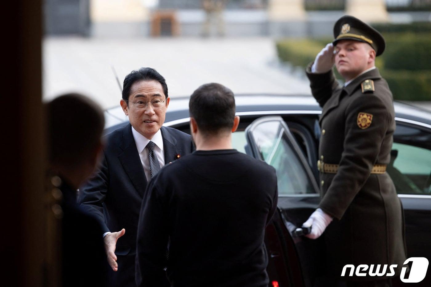 본문 이미지 - 기시다 후미오 일본 총리가 21일(현지시간) 시진핑 중국 국가주석과 블라디미르 푸틴 러시아 대통령이 정상회담을 한 날 키이우를 깜짝 방문해 볼로디미르 젤렌스키 우크라이나 대통령의 환영을 받고 있다. ⓒ 로이터=뉴스1 ⓒ News1 우동명 기자