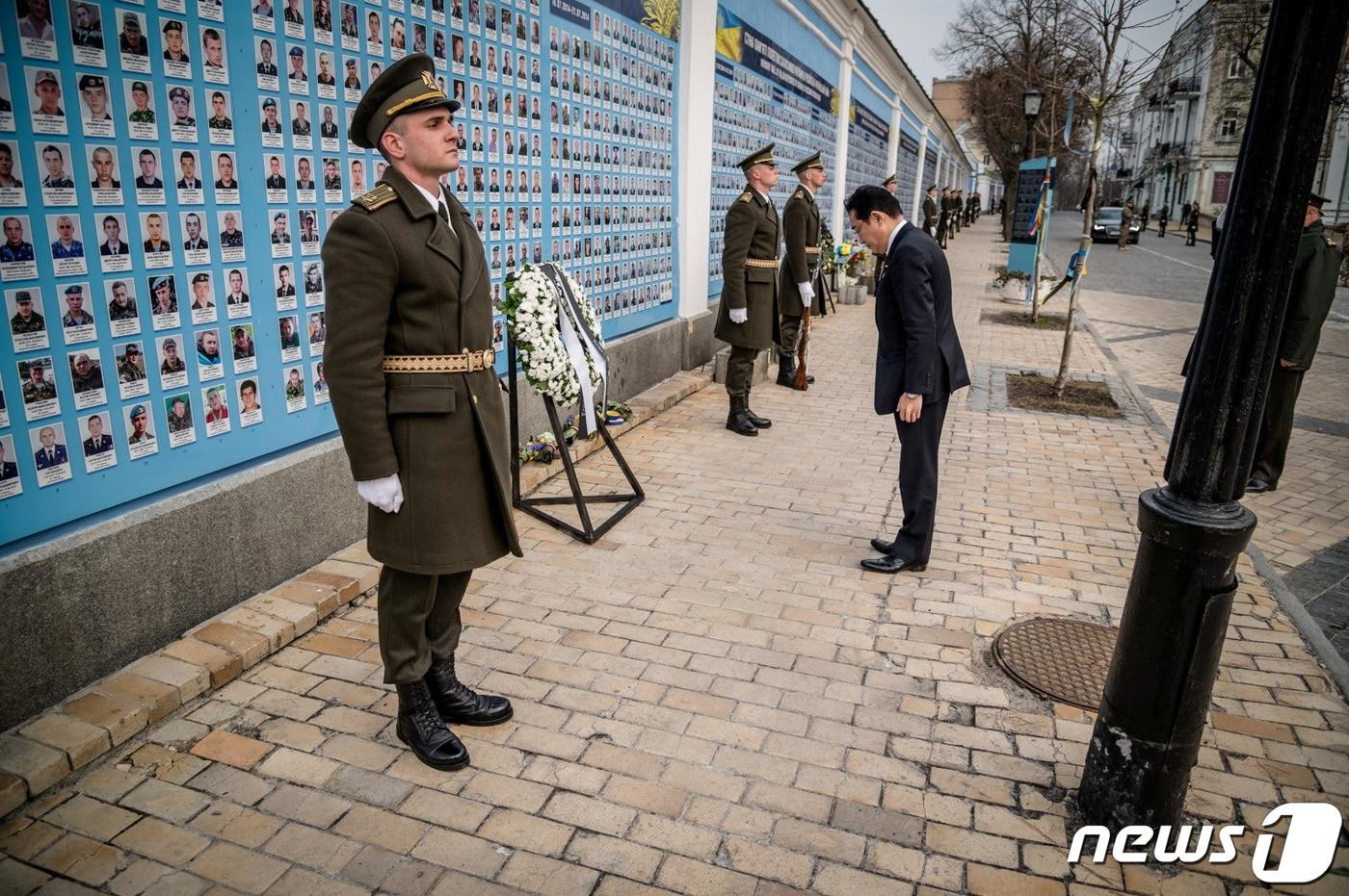 2023년 3월 기시다 후미오 당시 일본 총리가  키이우를 깜짝 방문해 전사자 추모의 벽에서 추모를 하고 있다. ⓒ 로이터=뉴스1 ⓒ News1 우동명 기자