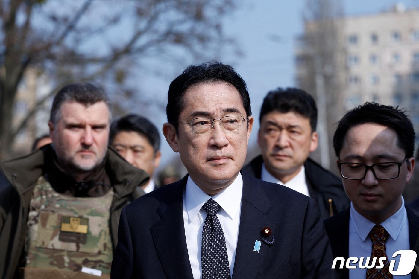 본문 이미지 - 기시다 후미오 일본 총리가 21일(현지시간) 시진핑 중국 국가주석과 블라디미르 푸틴 러시아 대통령이 정상회담을 한 날 키이우 인근 부차를 찾아 러시아의 공격으로 사망한 민간인들의 집단 묘역을 방문하고 있다. ⓒ 로이터=뉴스1 ⓒ News1 우동명 기자