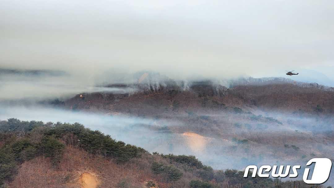 본문 이미지 - 22일 강원 화천군 하남면 안평리 소재 군부대 포사격장 산불 현장.(강원도소방본부 제공)