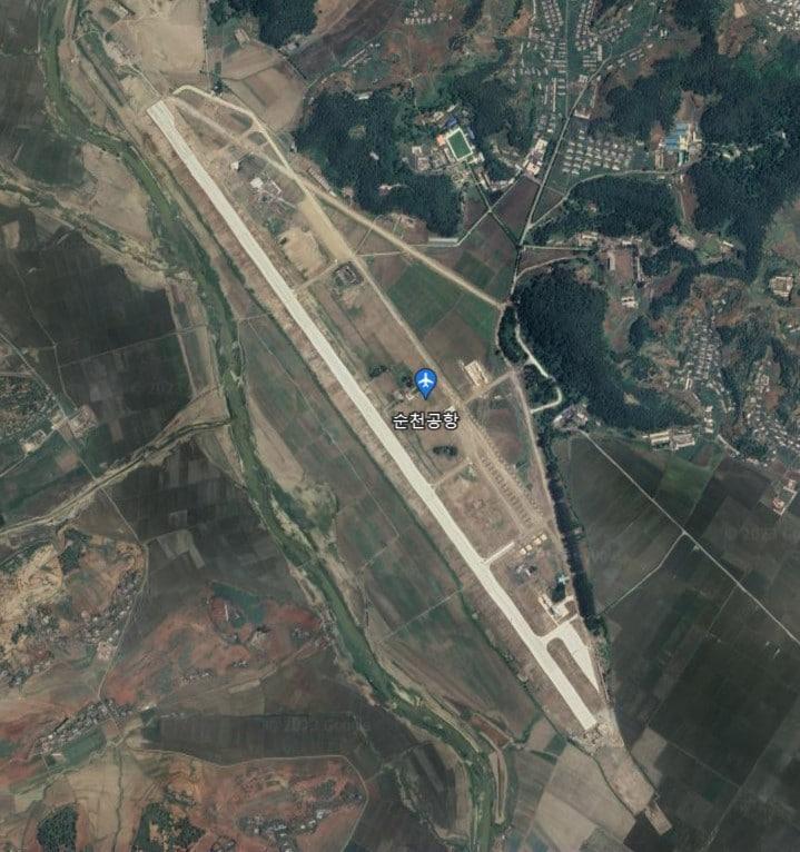 본문 이미지 - 작년 6월 활주로 확장 등 공사를 진행 중이던 북한 순천비행장 위성사진 (구글 어스 캡처)