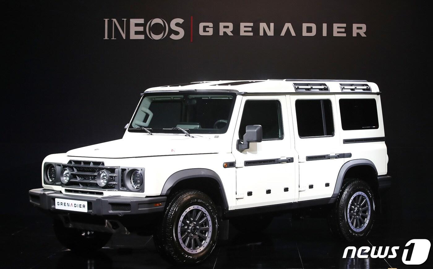 본문 이미지 - 22일 오전 서울 중구 반얀트리 클럽 앤 스파에서 열린 영국 정통 오프로더 '이네오스 그레나디어' 한국 공개 행사에서 '그레나디어'가 공개되고 있다.  2023.3.22/뉴스1 ⓒ News1 임세영 기자