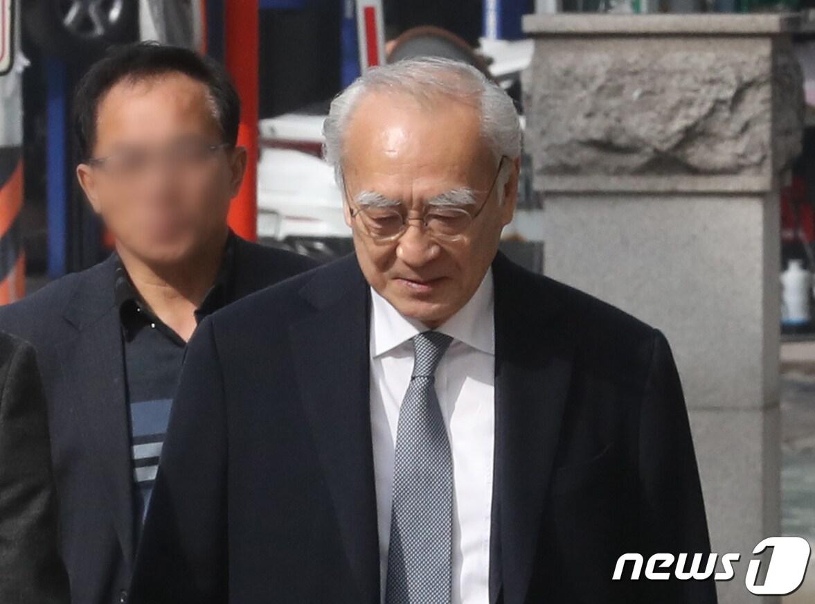 본문 이미지 - 모형총으로 회원을 협박한 혐의를 받는 장호권 광복회장이 22일 서울남부지법에서 열린 특수협박혐의 첫 공판에 출석하고 있다. 2023.3.22/뉴스1 ⓒ News1 송원영 기자