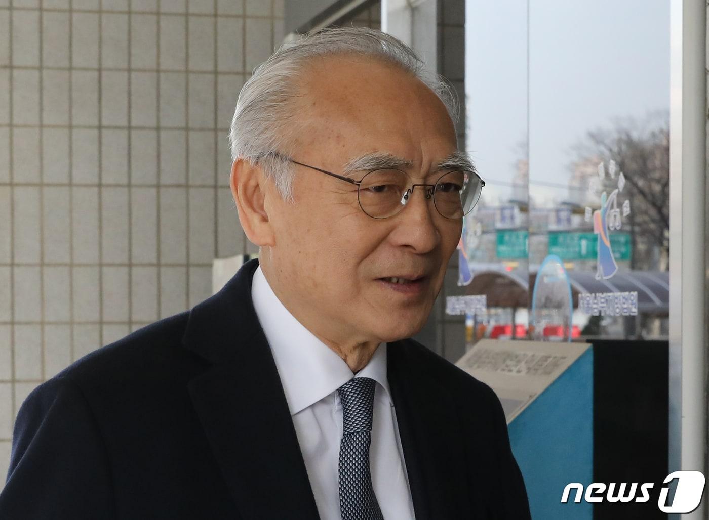 본문 이미지 - 모형총으로 회원을 협박한 혐의를 받는 장호권 광복회장이 22일 서울 양천구 남부지방법원에서 열린 특수협박혐의 첫 공판에 출석하고 있다. 장 회장은 지난 6월22일 서울 여의도 광복회관 내 회장실로 찾아온 광복회원에게 총기로 보이는 물건을 꺼내 위협한 혐의를 받는다. 2023.3.22/뉴스1 ⓒ News1 송원영 기자