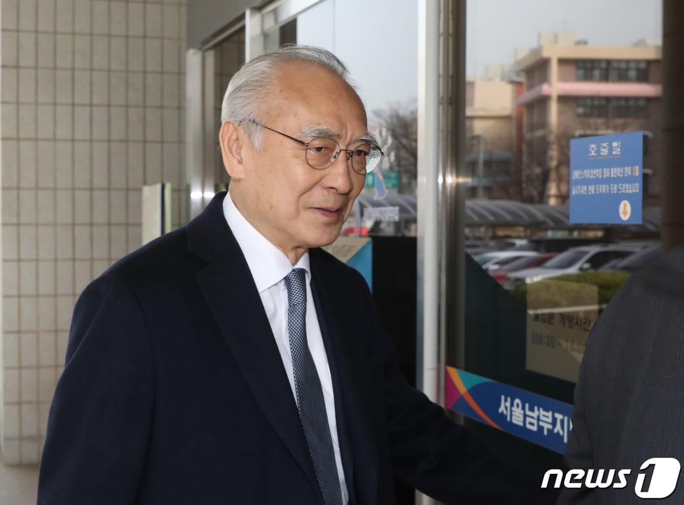 본문 이미지 - 모형총으로 회원을 협박한 혐의를 받는 장호권 광복회장이 22일 서울 양천구 남부지방법원에서 열린 특수협박혐의 첫 공판에 출석하고 있다.  2023.3.22/뉴스1 ⓒ News1 송원영 기자