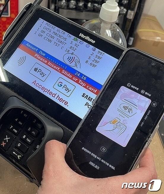 본문 이미지 -  미국 샌프란시스코 유명 드럭 스토어에서 삼성페이(마스터카드 연동)로 간편 결제 하는 모습. 2023.02.02. 오현주 기자 