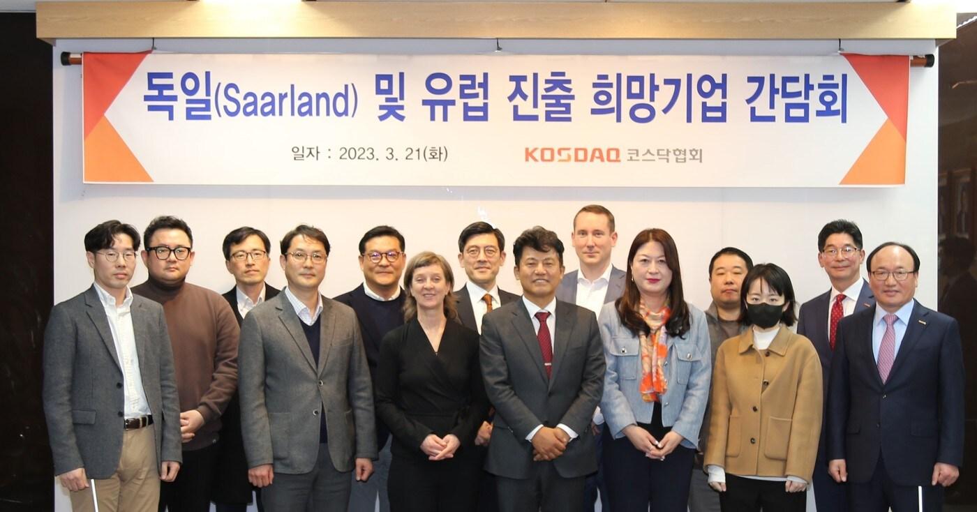 본문 이미지 - 21일 코스닥협회본사에서 열린 '독일 및 유럽진출 희망기업 간담회'에서 오흥식 코스닥협회 회장(첫줄 오른쪽에서 네번째), 안야 페취아워 독일 잘란트주 경제진흥공사 이사(첫줄 오른쪽에서 다섯번째),강왕락 코스닥협회 상근부회장(오른쪽 첫번째) 등 관계자들이 기념사진을 촬영하고 있다. (코스닥협회 제공)