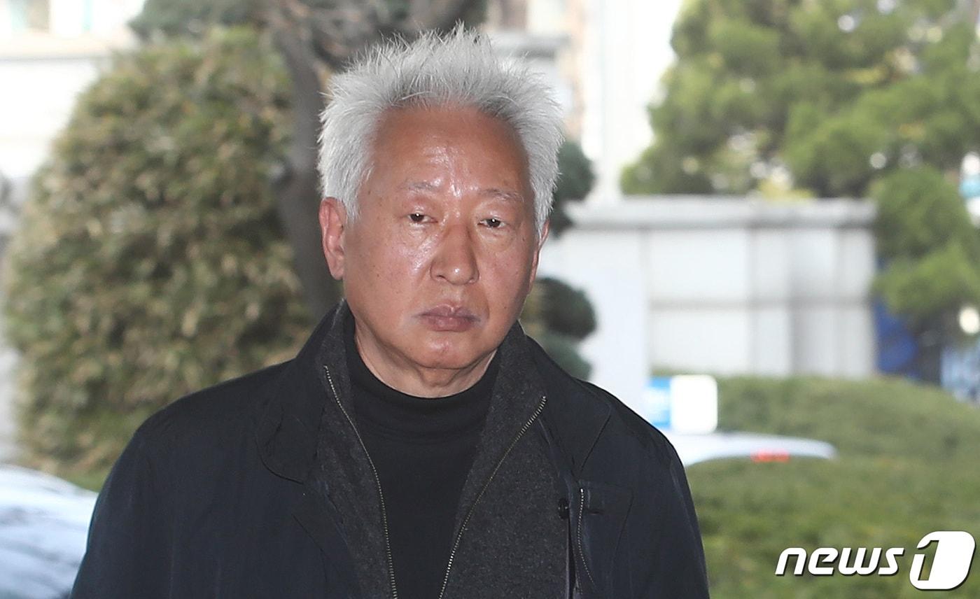 강의 중 일본군 위안부 피해자들이 자발적으로 매춘을 했다고 언급해 명예훼손 혐의로 재판에 넘겨진 류석춘 전 연세대 교수가 22일 오전 서울 마포구 서울서부지방법원에서 열린 공판에 출석하고 있다. 2023.3.22/뉴스1 ⓒ News1 김민지 기자