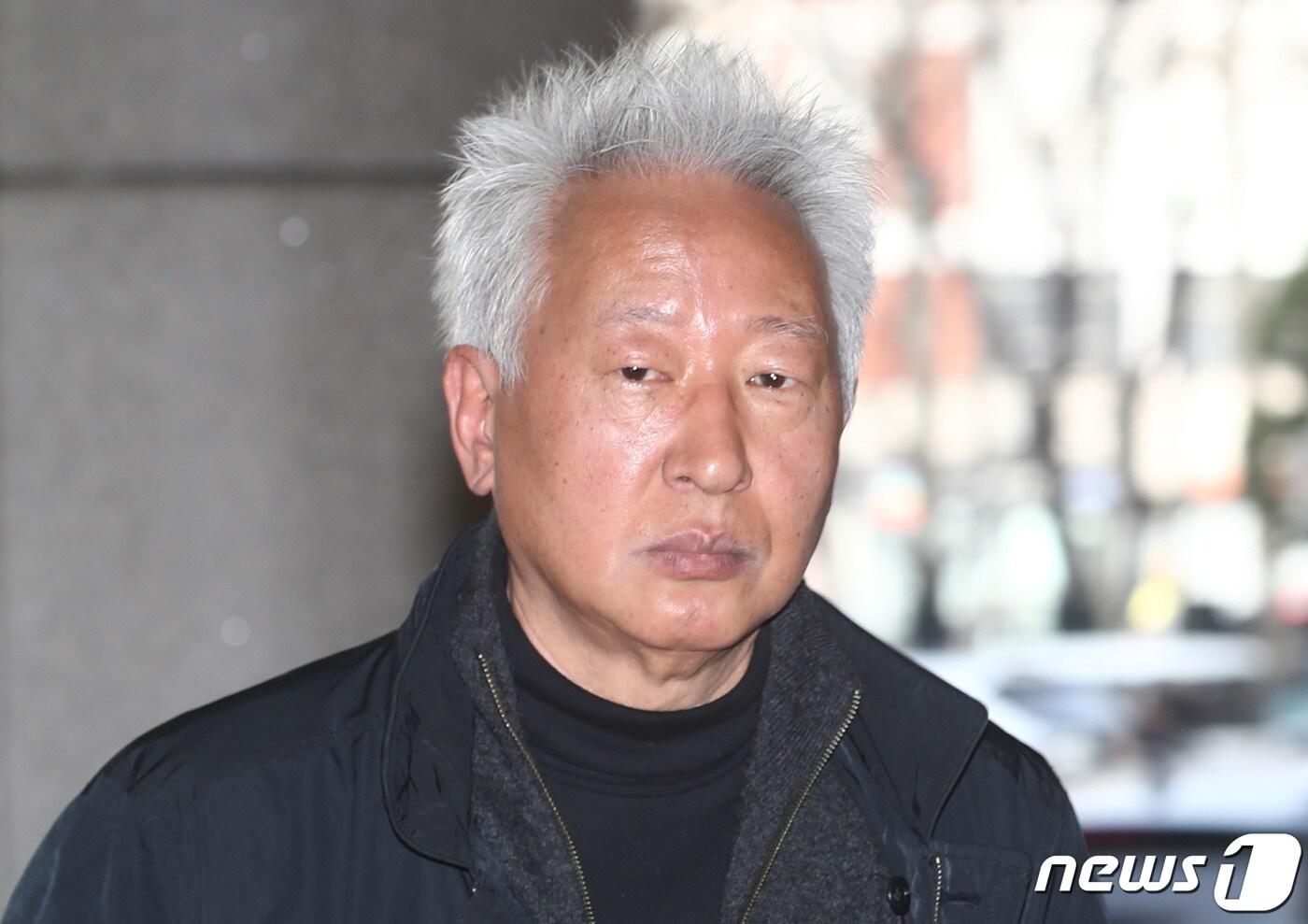 강의 중 일본군 위안부 피해자들이 자발적으로 매춘을 했다고 언급해 명예훼손 혐의로 재판에 넘겨진 류석춘 전 연세대 교수가 22일 오전 서울 마포구 서울서부지방법원에서 열린 공판에 출석하고 있다. 2023.3.22/뉴스1 ⓒ News1 김민지 기자