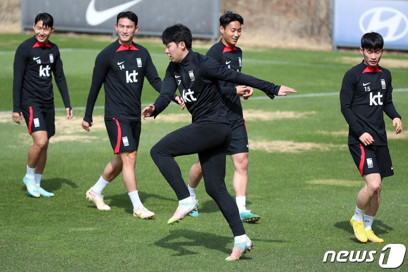 대한민국 축구 국가대표팀 손흥민이 22일 오전 경기도 파주 축구국가대표트레이닝센터(NFC)에서 훈련을 하고 있다. 손흥민과 이강인, 김민재 등 카타르월드컵 주역 대부분이 승선한 클린스만호는 오는 24일 콜롬비아전(울산)과 28일 우루과이전(서울)을 치른다. 2023.3.22/뉴스1 ⓒ News1 박정호 기자