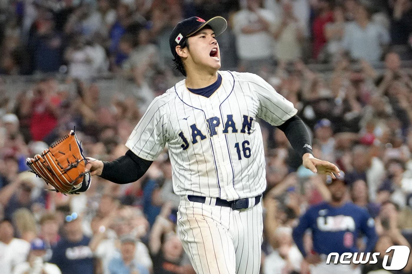 본문 이미지 - WBC 결승전에서 마지막 아웃카운트를 잡고 포효하는 오타니. ⓒ AFP=뉴스1