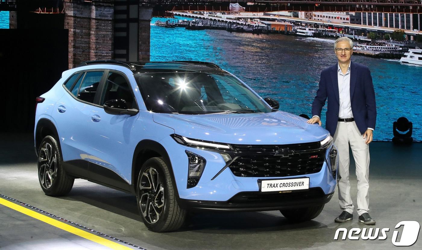 지난달 22일 경기 고양시 킨텍스에서 열린 쉐보레 '트랙스 크로스오버' 신차 발표회에서 로베르토 렘펠 GM 한국사업장 사장이 트랙스 크로스오버를 공개하고 있다. 트랙스 크로스오버 파워트레인은 GM의 신형 1.2ℓ E-터보 프라임 엔진이 탑재됐으며 최고출력 139마력, 최대 토크 22.4㎏·m의 준수한 퍼포먼스를 보인다. /뉴스1 ⓒ News1 임세영 기자