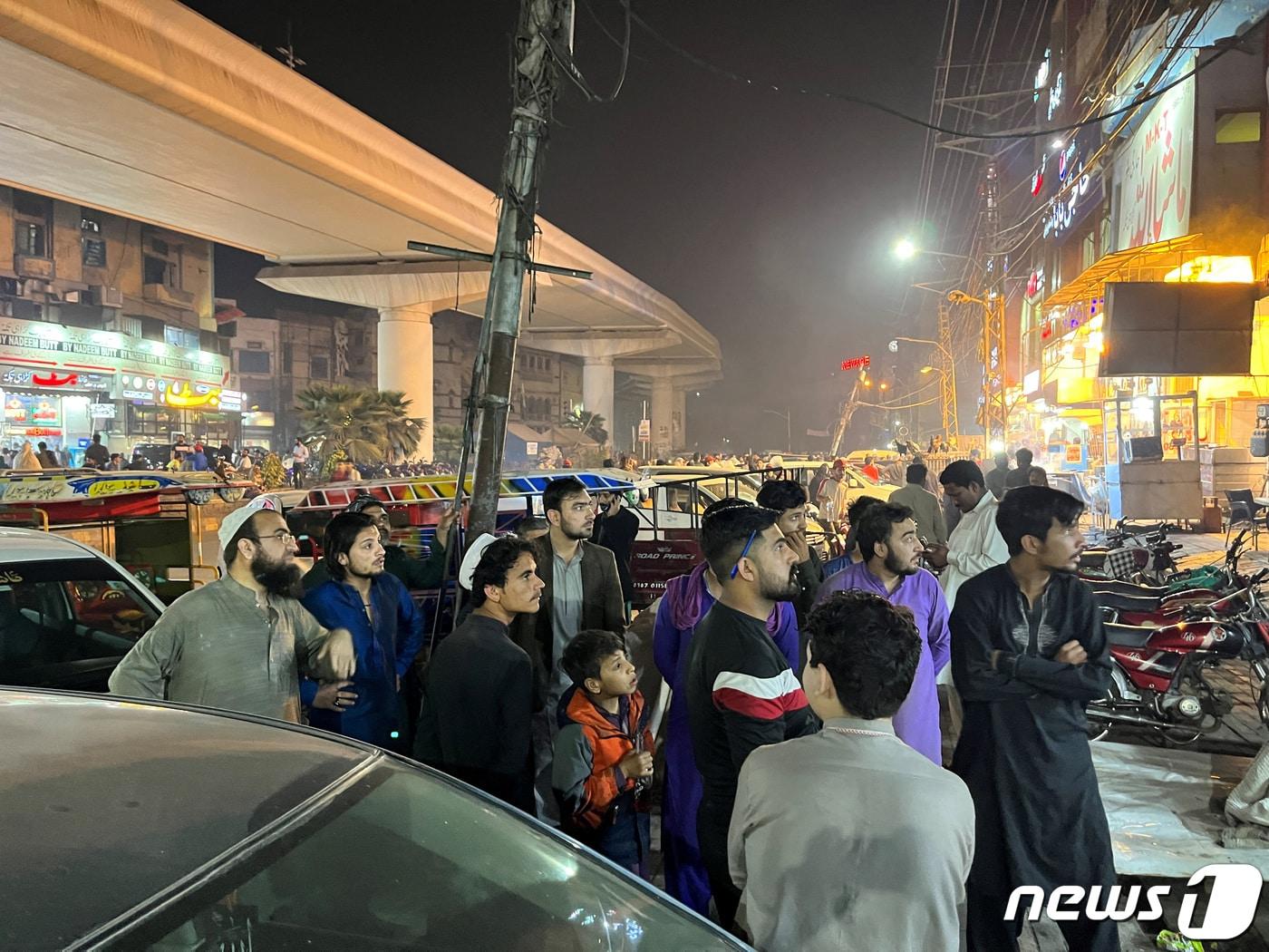 본문 이미지 - 21일&#40;현지시간&#41; 아프간 북부에서 규모 6.5의 지진이 발생한 가운데 파키스탄 라호르에서도 진동이 감지돼 놀란 주민들이 거리로 나와 있다. 2023.03.21. ⓒ 로이터=뉴스1 ⓒ News1 김성식 기자