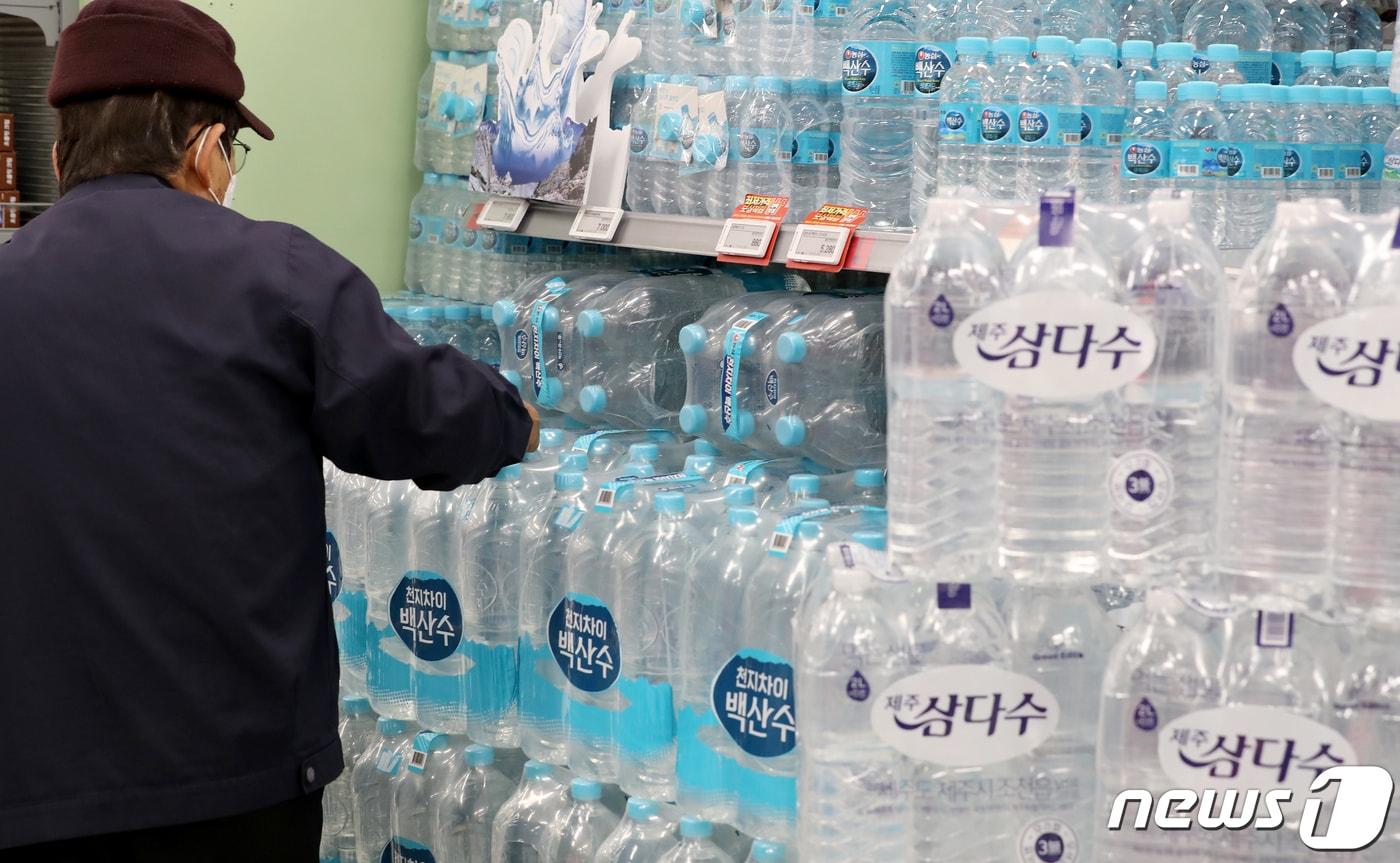 본문 이미지 - 서울 시내 한 대형마트에 진열된 생수.(자료사진). 2023.3.22/뉴스1 ⓒ News1 장수영 기자