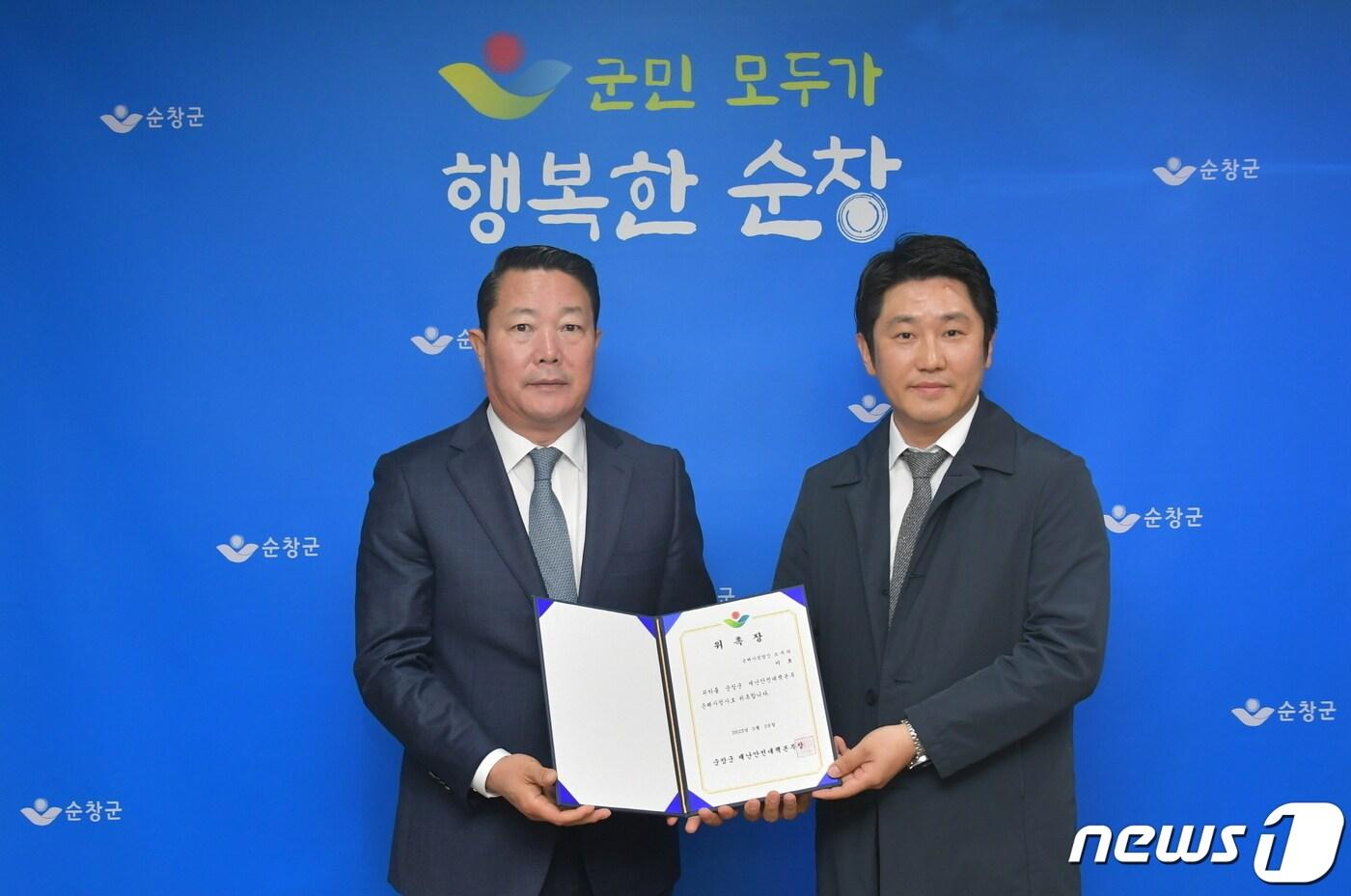 본문 이미지 - 22일 최영일 전북 순창군수(왼쪽)는 이호 손해사정사를 '조합장 선거 구림면 투표소 사고' 피해자 지원 전문가로 위촉했다.(순창군 제공)2023.3.22./뉴스1 