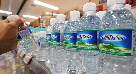 본문 이미지 - 서울에 위치한 한 대형마트에 삼다수가 진열돼 있는 모습. 2023.3.22/뉴스1 ⓒ News1 장수영 기자