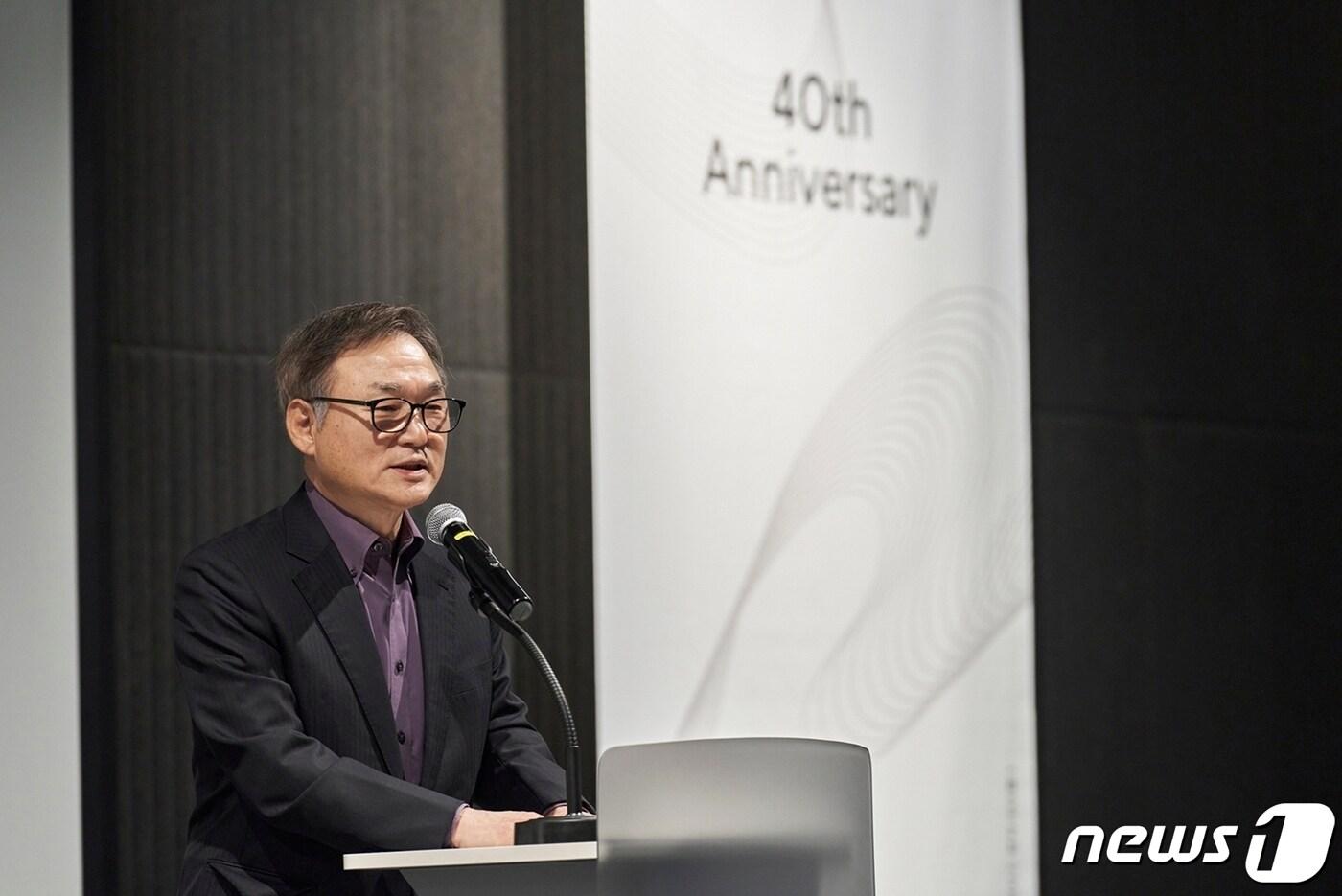 본문 이미지 - 이종태 퍼시스그룹 회장이 서울 오금동 퍼시스그룹 본사서 창립 40주년 기념식 축사를 하고 있다.(퍼시스 제공)  