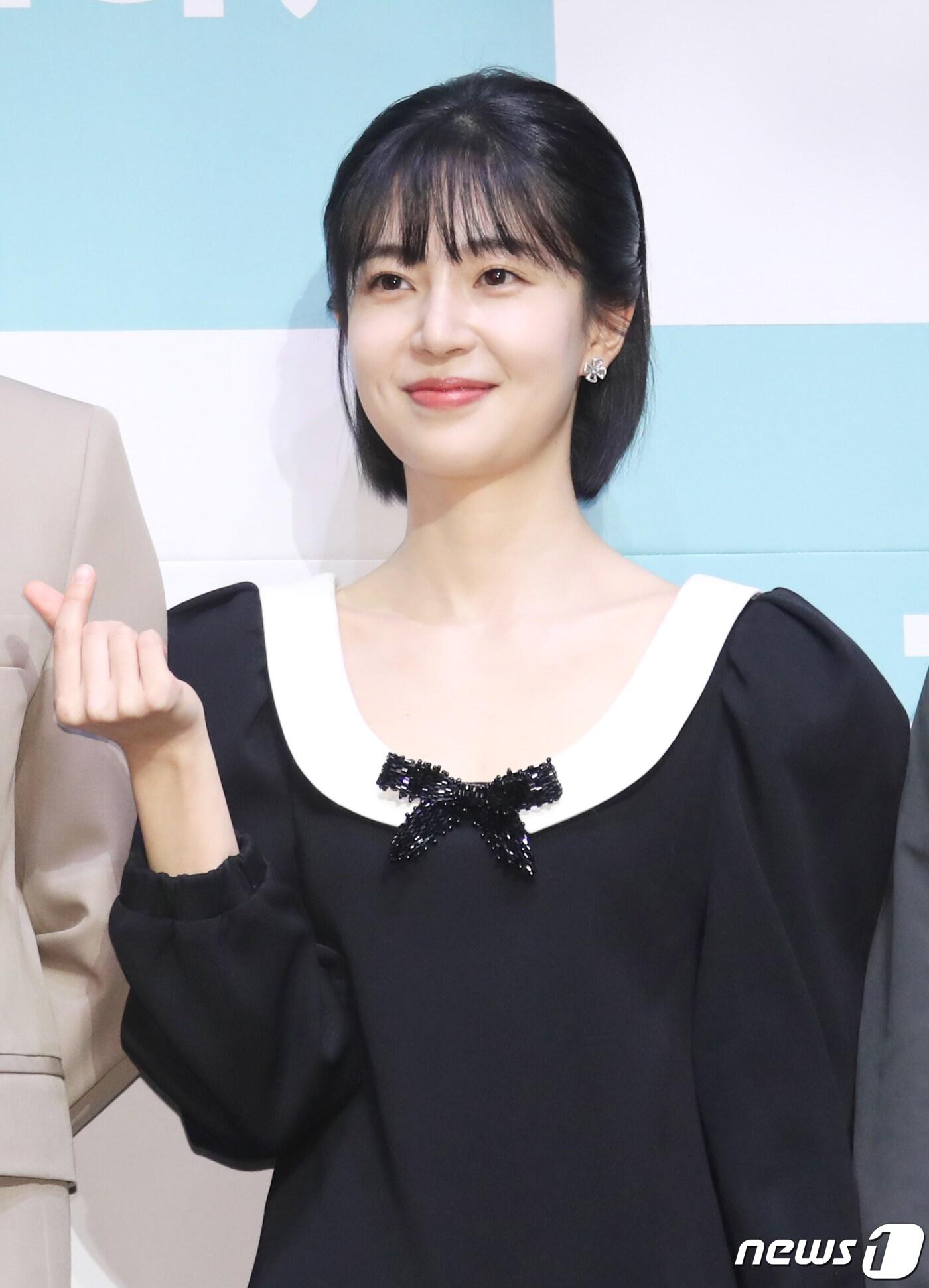 본문 이미지 - 배우 백진희가 22일 오후 서울 구로구 신도림 라마다 호텔에서 진행된 KBS2 새 주말드라마 '진짜가 나타났다!'(연출 한준서/극본 조정주) 제작발표회에서 포즈를 취하고 있다. '진짜가 나타났다!'는 배 속 아기 '진짜'를 둘러싼 미혼모와 비혼남의 가짜 계약 로맨스 이야기로 임신·출산·육아를 통해 '애벤져스'로 거듭나는 이들 가족의 좌충우돌 성장기를 담은 휴머니즘 가족 드라마다. 2023.3.22/뉴스1 ⓒ News1 권현진 기자