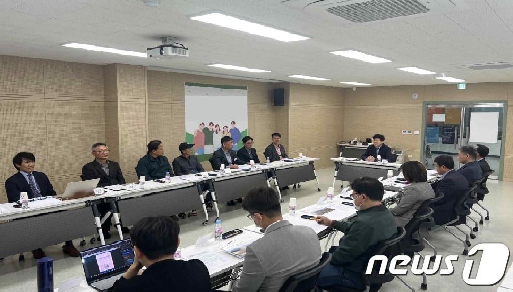본문 이미지 - 전북 김제시가 지난 21일 지역특화 임대형 스마트팜 조성을 위한 기본계획 연구용역 착수보고회를 갖고 있다.(김제시제공) 2023.3.22/뉴스1
