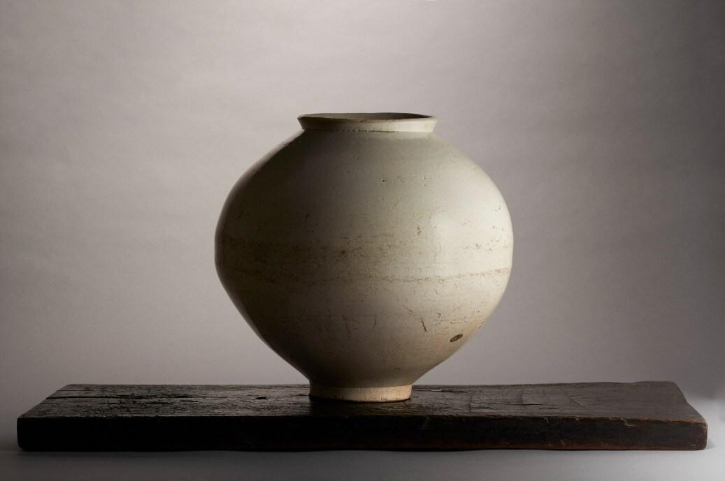 본문 이미지 -  백자 달항아리, 조선시대 (18세기), 높이 45.1cm (크리스티 CHRISTIE'S 제공)