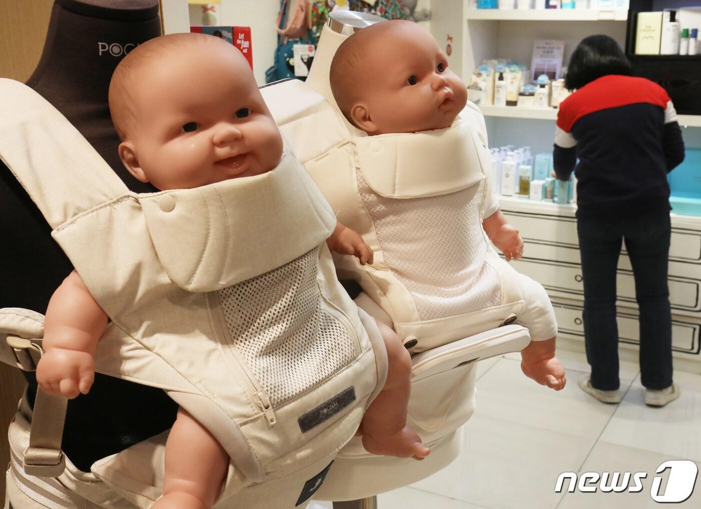 본문 이미지 - 서울에 위치한 백화점의 유아용품 모습. 2023.3.22/뉴스1 ⓒ News1 송원영 기자