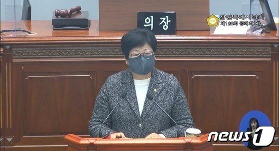본문 이미지 - 김미나 경남 창원시의원이 지난해 12월13일 창원시의회에서 열린 제120회 창원시의회 제2차 본회의에서 신상발언을 통해 유가족에 공개사과하고 있다.(창원시의회 본회의 생중계 캡쳐)