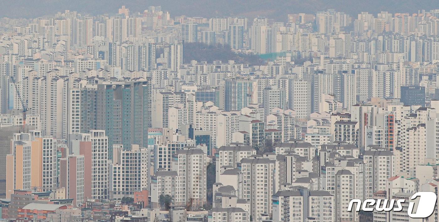 서울 중구 남산에서 바라본 아파트 모습. 2023.3.22/뉴스1 ⓒ News1 김도우 기자