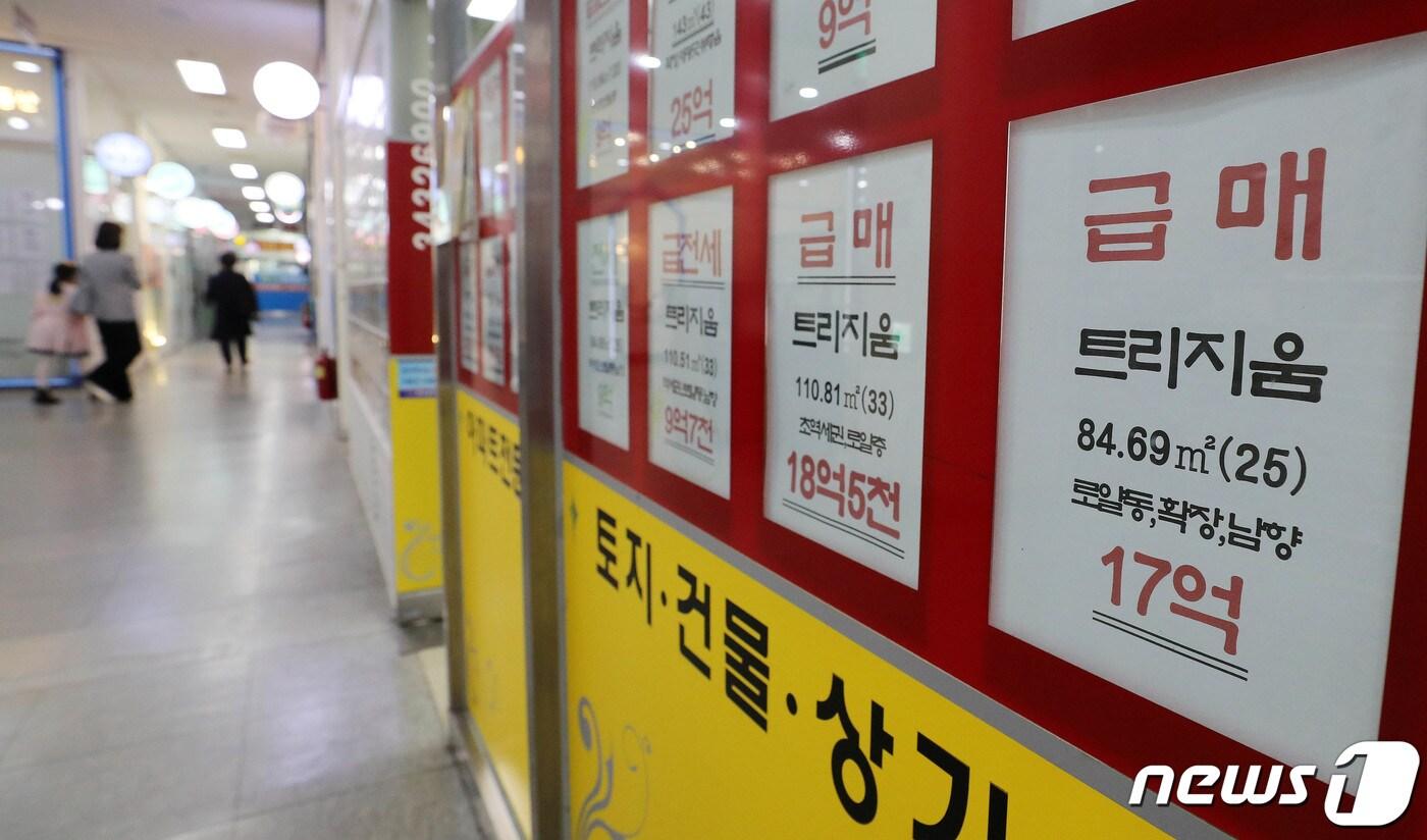 본문 이미지 - 대구 수성구 '범어서한포레스트' 아파트 매매가격이 8개월 사이 1억1500만원이 빠진 것으로 나타났다. 사진은 부동산중개업소에 아파트 매물 안내문이 붙어있는 모습.(뉴스1 DB)