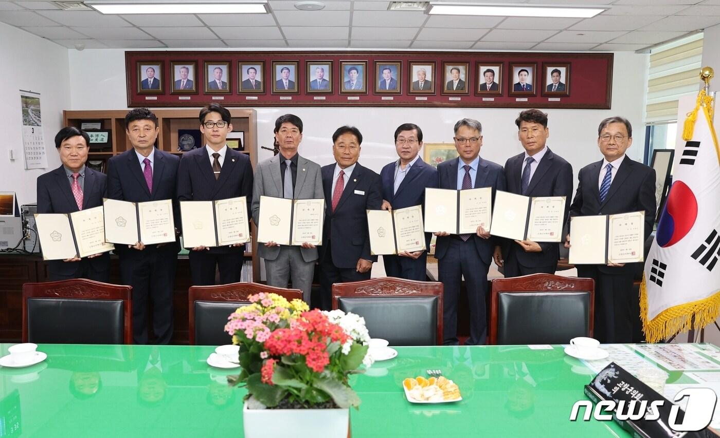 본문 이미지 -  전북 고창군의회는 22일 '2022회계연도 세입·세출 결산검사위원' 8명을 위촉하고 위촉장을 수여했다.(고창군의회 제공)2023.3.22/뉴스1