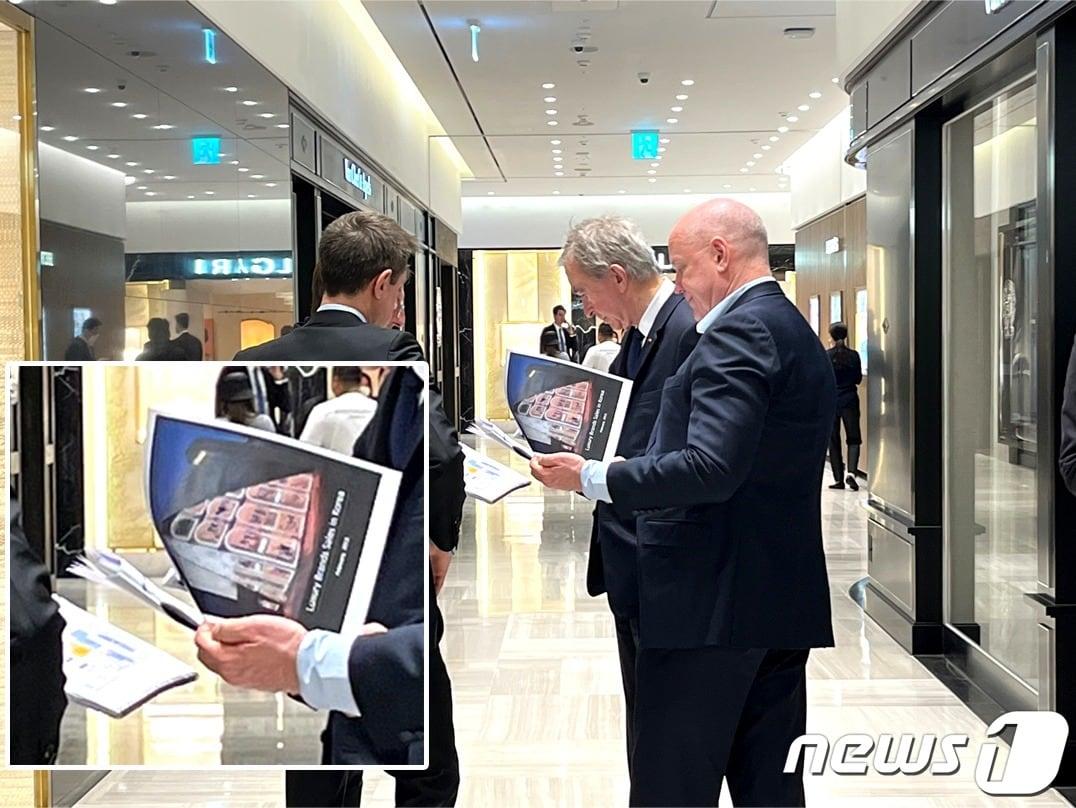 본문 이미지 - 베르나르 아르노 LVMH 회장, 알렉상드로 아르노 티파니 부사장이 LVMH 그룹 소속 임직원들과 국내 백화점 명품 매장을 살펴보고 있다.ⓒ 뉴스1/ 신민경 기자.