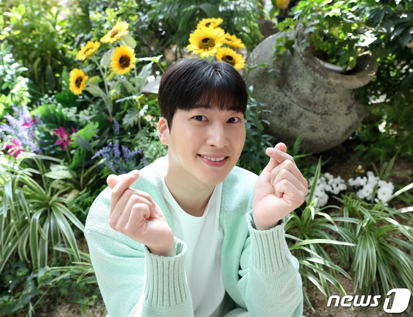 본문 이미지 - KBS1 일일드라마 '내 눈에 콩깍지'에서 장세준 역으로 열연했던 탤런트 정수환이 21일 서울 종로구 뉴스1 사옥에서 진행되는 인터뷰에 앞서 포즈를 취하고 있다. 2023.3.21/뉴스1 ⓒ News1 김진환 기자