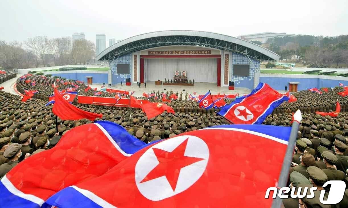 본문 이미지 - (평양 노동신문=뉴스1) = 북한 노동당 기관지 노동신문은 23일 "전국 열혈청년들이 인민군대 입대, 복대(재입대)를 탄원(자원)하고 전민 항전의 기세가 더더욱 격앙되고 있다"라고 보도했다. [국내에서만 사용가능. 재배포 금지. DB 금지. For Use Only in the Republic of Korea. Redistribution Prohibited] rodongphoto@news1.kr