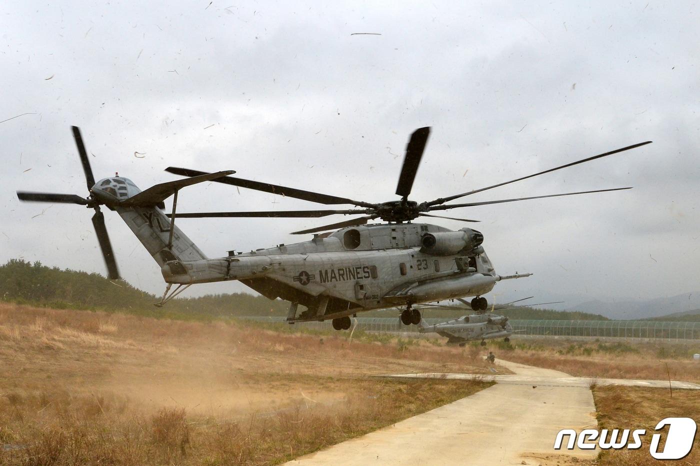  22일 경북 포항시 북구 송라면 조사리 해안에서 실시된 한·미·영 해병대 수색대 해상 및 공중 침투훈련에서 미 해병대 CH-53E수송헬기가 착륙하고 있다. 자유의 방패(FS)훈련으로 진행된 이날 훈련에 참가한 3개국 해병대원들은 22일과 23일 이틀간 수색작전 노하우를 공유하고 개인과 팀 단위의 해상 및 공중침투능력을 강화했다.2023.3.23/뉴스1 ⓒ News1 최창호 기자