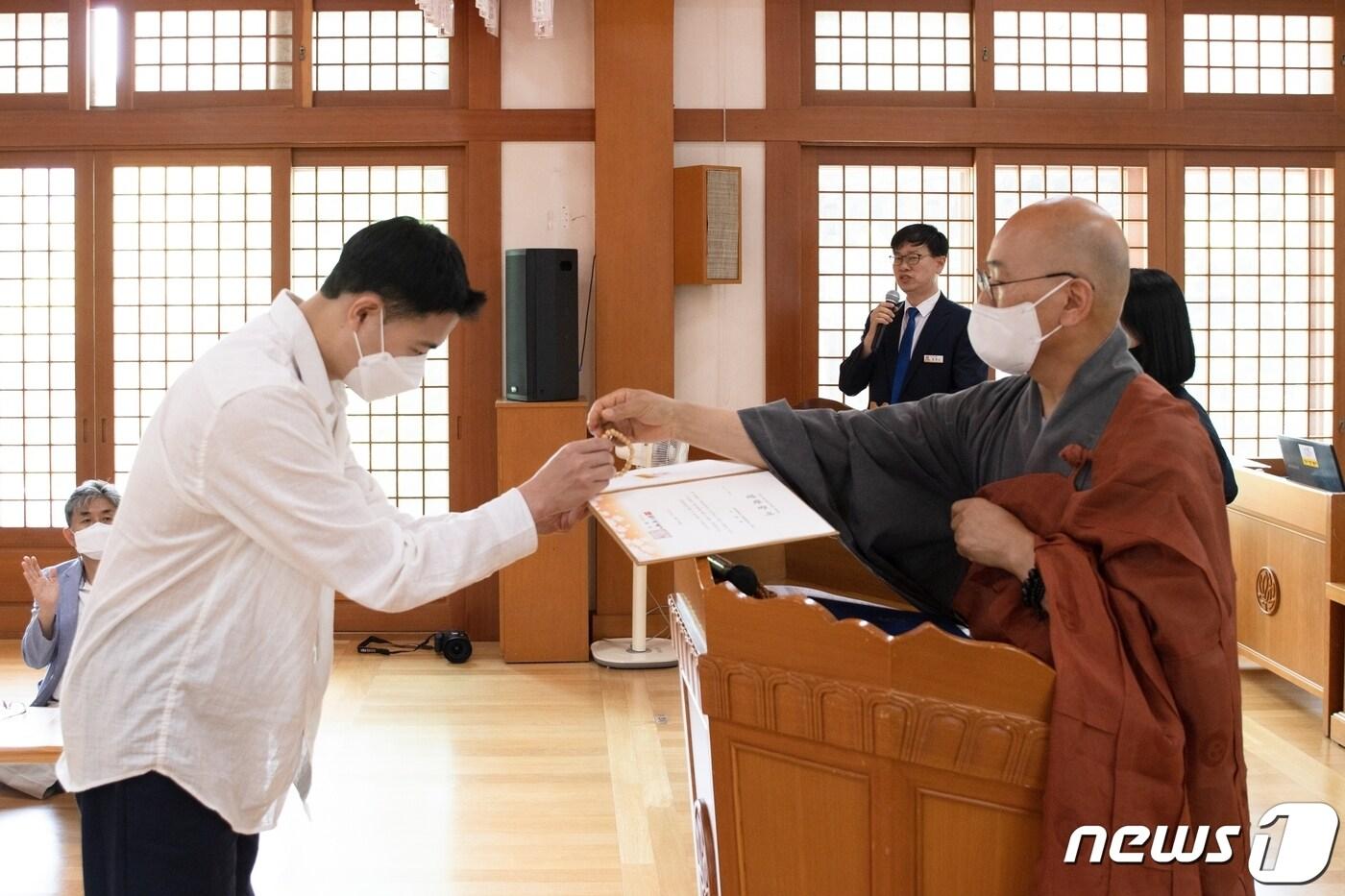 본문 이미지 - 사단법인 맑고향기롭게 제3기 장학중서 수여식