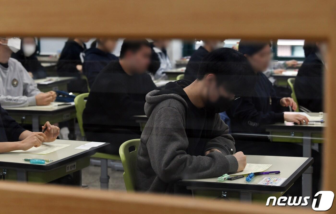 본문 이미지 - 2023학년도 3월 고3 전국연합학력평가가 실시된 23일 오전 서울 광진구 광남고등학교에서 학생들이 시험을 치르고 있다. 2023.3.23/뉴스1 ⓒ News1 사진공동취재단