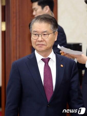 본문 이미지 - 이정식 고용노동부 장관이 지난 23일 오전 서울 종로구 세종대로 정부서울청사에서 열린 국정현안관계장관회의에 참석하고 있다. 2023.3.23/뉴스1 ⓒ News1 김명섭 기자